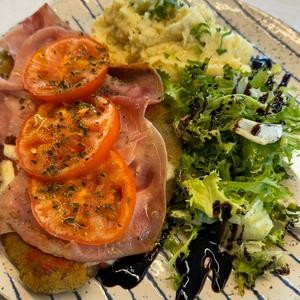 COTOLETTA ALLA NAPOLETANA, PURÈ DI PATATE E INSALA