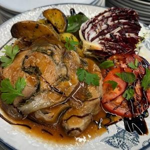 PORCHETTA TOSCANA CALDA, PATATE AL FORNO E POMODORO
