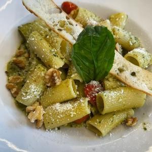 RIGATONI  AL PESTO DI VASILICO E POMODORINI