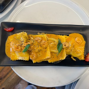 Pasta ripiena con sigo de gambas