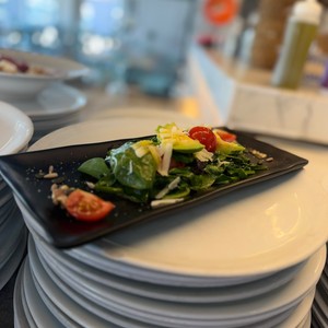 Spinaci con avocado, pomodoro ciliegini e prugne